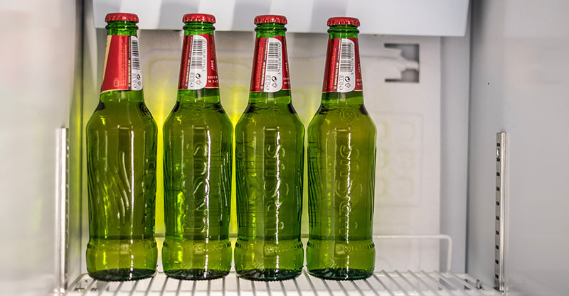 Canettes de bière dans un frigo